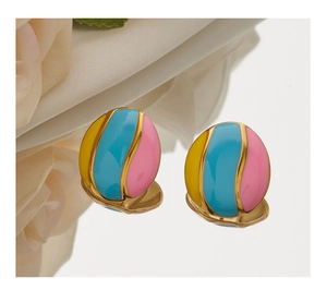Makroaufnahme ovaler Emaille-Ohrringe mit gelben, blauen und rosa Farbfeldern