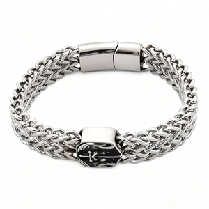 Bracelet homme en acier inoxydable avec chaîne tressée et fermoir noir sur fond blanc