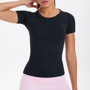 Dettaglio della maglietta sportiva nera slim fit con texture a rete traspirante senza cuciture