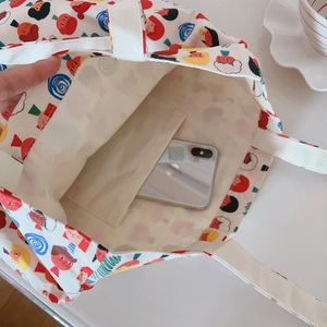 Vue interne d'un cabas en toile avec poche intérieure pour ranger un smartphone