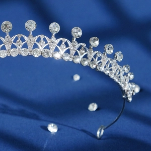 Elegant silver baroque crown with sparkling rhinestones for bridal wedding hair jewelry