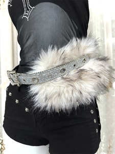 Détail de la ceinture à paillettes argentées avec décor en fausse fourrure noire et blanche