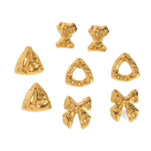 Set aus vier goldenen geometrischen Ohrringen mit Knoten-, Dreiecks- und Schleifendesign aus Metall