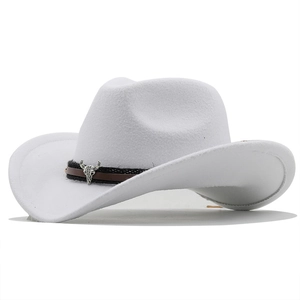 Chapeau de cowboy blanc en feutre avec boucle tête de taureau en métal et ruban