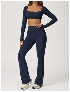 Detalle del conjunto de yoga azul marino con top de manga larga y mallas acampanadas