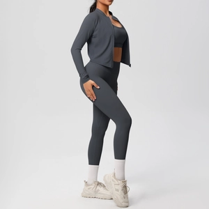 Dettaglio di un set yoga grigio 3 pezzi con giacca sfiancata e leggings a vita alta