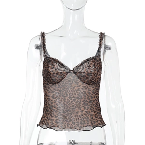 Nahaufnahme von Leopard-Mesh-Camisole mit zarten Rüschenkanten und feiner Textur