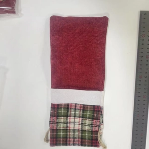 Detail der 35cm Weihnachts-Weinflaschentasche mit rotem Sackleinen und grünen Karos