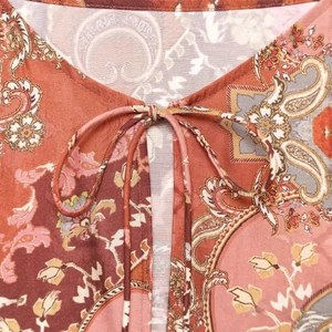 Top bohémien con stampa paisley, scollo a V e lacci in terracotta e tonalità rosa