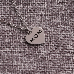 Collier minimaliste en acier inoxydable avec pendentif cœur et gravure MOM argentée