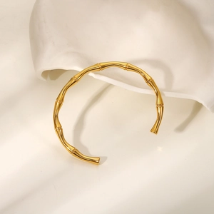 Détail d'un bracelet en acier inoxydable plaqué or 18K avec un design réaliste de bambou