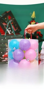 Détail de boules de Noël colorées disposées dans un décor festif de vacances
