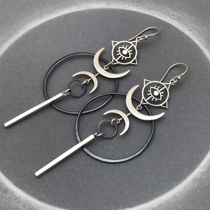 Boucles d'oreilles gothiques avec croissants de lune et breloques œil grec