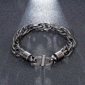 Détail du bracelet chaîne punk en acier titane argenté vintage avec maillons tressés