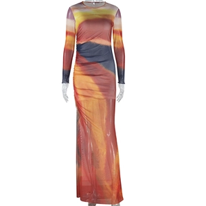 Detail der gerafften Seitennähte und abstrakter Sonnenuntergangsdruck auf Netz-Kleid