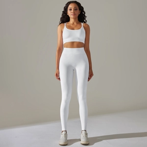 Vista frontale del set sportivo bianco senza cuciture con reggiseno e leggings yoga
