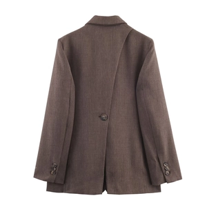 Veste de tailleur femme marron avec bouton au dos et détails plissés élégants