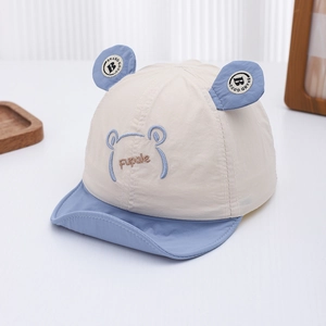 Detalle de gorra de bebé con ala suave, orejas de oso 3D y bordado de marca Fupale