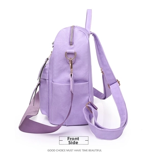 Seitenansicht des lavendelfarbenen Lederrucksacks mit goldenen Metallteilen