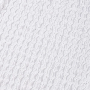 Gros plan sur le tissu blanc texturé et extensible de la robe moulante sexy courte