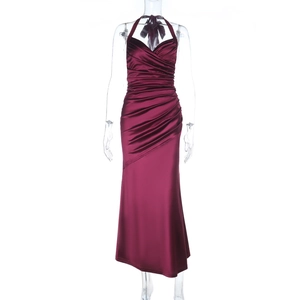 Détail de la robe en satin bordeaux avec col en V licou élégant et plis à la taille