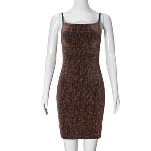 Detail der braunen Glitzer-Stricktextur an einem sexy Bodycon-Mini-Hängerkleid