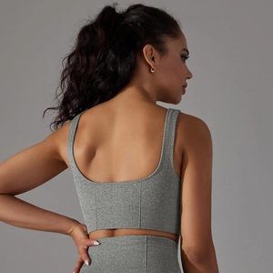 Détail d'un soutien-gorge de sport gris en maille côtelée sans couture avec dos en U