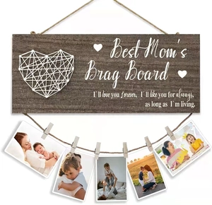 Detail von Best Mom's Brag Board Fotowand aus Holz mit aufgehängten Familienfotos