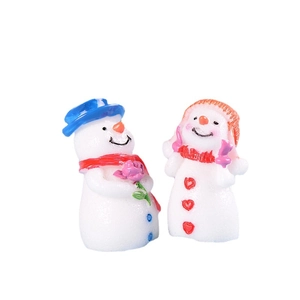 Cute resin snowman figurines for Christmas micro landscape with blue hat and heart decor