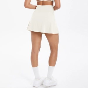 Rückansicht eines cremefarbenen Tennisrocks mit hoher Taille und integrierter Shorts