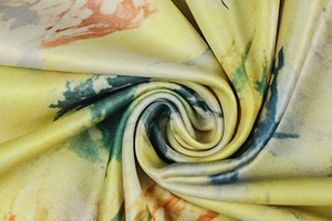Gros plan sur un tissu soyeux imprimé aux motifs abstraits jaune et vert vifs