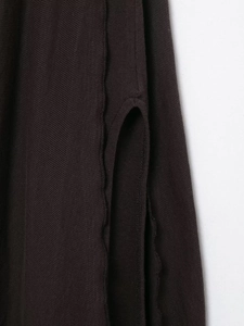 Detailansicht aus nächster Nähe von dunkelbraunem Strickstoff mit seitlichem Schlitz
