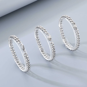 Trois bracelets gourmettes en acier poli argenté présentés sur des supports en acrylique
