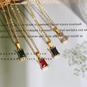 Colliers dorés avec pendentifs carrés en zircon vert rouge noir et blanc sur fond d'art