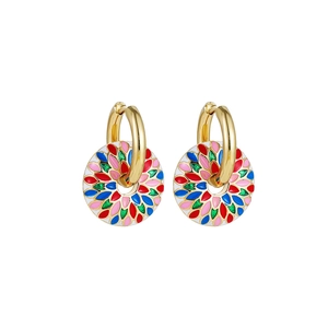 Detail von goldenen Creolen mit bunten Emaille-Blumenanhängern im Boho-Stil