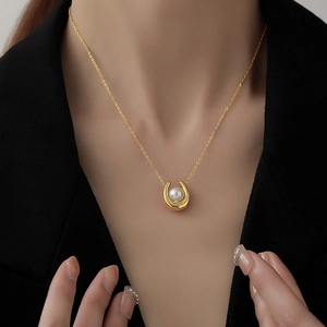 Elegant 18K gold U-shaped pendant pearl necklace for women featuring a minimalist chain