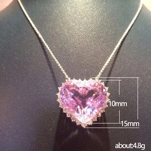 Collana con ciondolo a forma di cuore in zircone rosa e catena d'argento su espositore