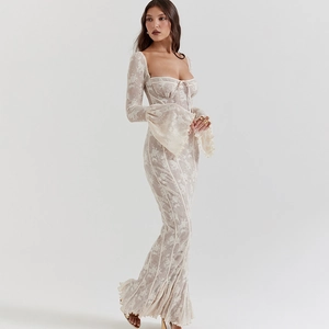 Détails de la robe longue en dentelle blanche à manches évasées et dos nu moulant