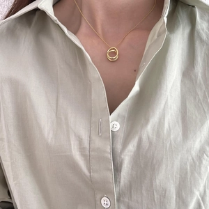 Elegant 925 sterling silver gold plated necklace with interlocking oval rings on a model