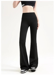Vue détaillée du pantalon de yoga évasé à taille haute en noir mat avec coupe amincissante