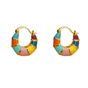 Boucles d'oreilles créoles arc-en-ciel en émail doré avec motifs rayés multicolores vifs