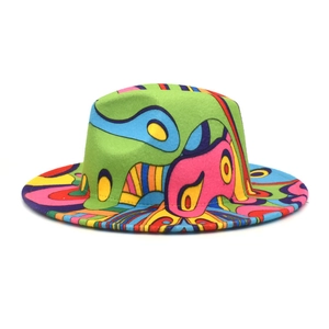 Gros plan sur un chapeau fedora en laine avec imprimé numérique coloré psychédélique