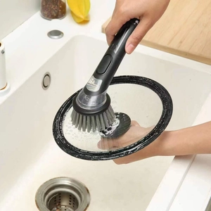 Brosse de cuisine à long manche avec réservoir nettoyant un couvercle en verre