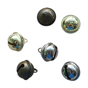 Lot de clochettes métalliques 22mm en or, argent et bronze sur fond blanc