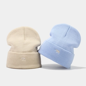Berretti in maglia calda in beige e azzurro con ricamo di orso polare sulla piega