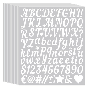 Détail de pochoirs avec lettres majuscules, chiffres et symboles graphiques