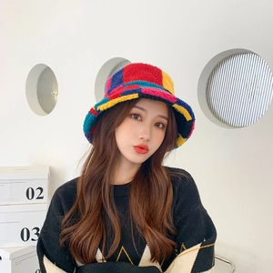 Dettaglio di un cappello da pescatore in lana di agnello patchwork con colori vivaci