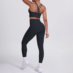 Détail de la brassière de sport à dos croisé et du legging de yoga noir à taille haute