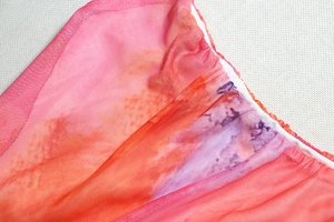 Détail macro du tissu en maille respirante avec dégradé de couleurs rose et violet