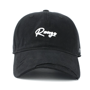 Détail d'une casquette noire en coton avec broderie Range et bordure à effet usé tendance